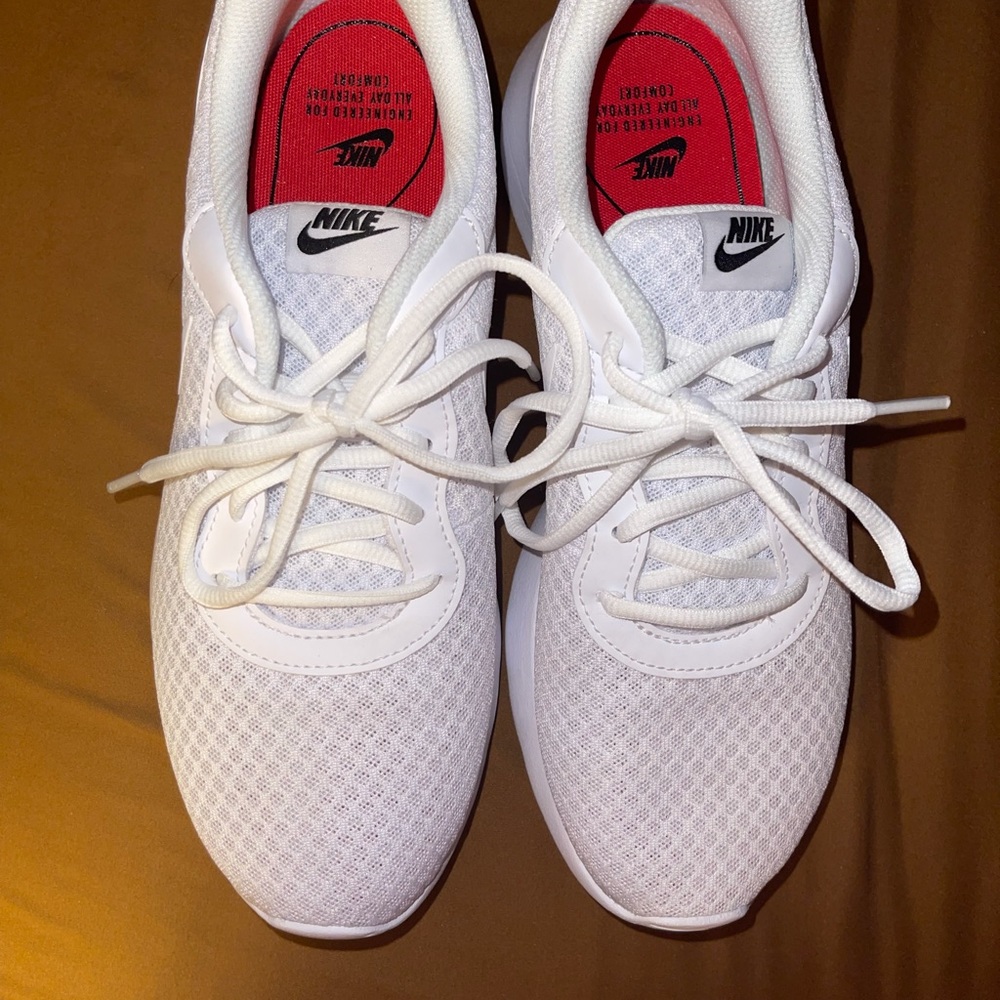 Nike White Tennis Shoes Tanjun